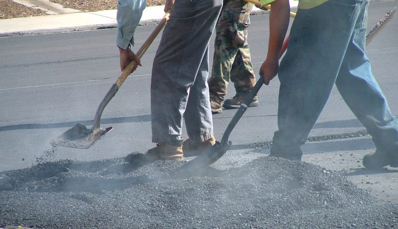 shoveling-hot-asphalt-1220042